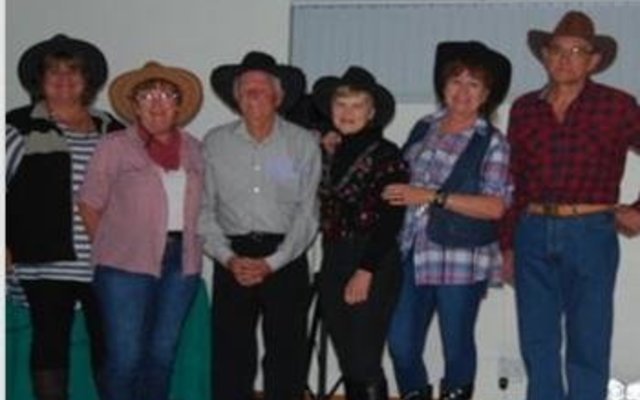 Enkele “Western & Country” geklede klublede en gaste tydens die Birkenhead Boothengelklub se onlangse funksie